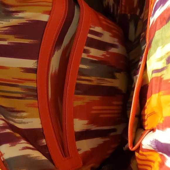 Iman designed tote bag, RedFauxLeather,pockets inside and out,goldtone hardware - Picture 2 of 8